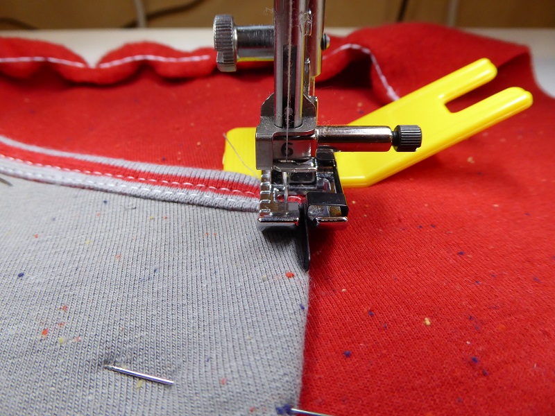 projects:attach_with_straight_stitch_on_sewing_machine_starting_with_hump_jumper.jpg