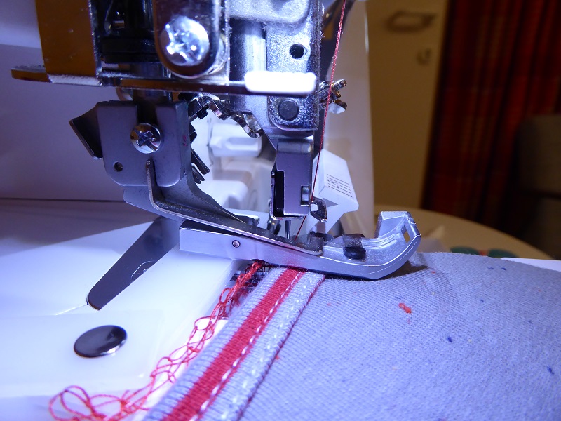 projects:using_hump_jumper_to_start_serging_on_binding.jpg
