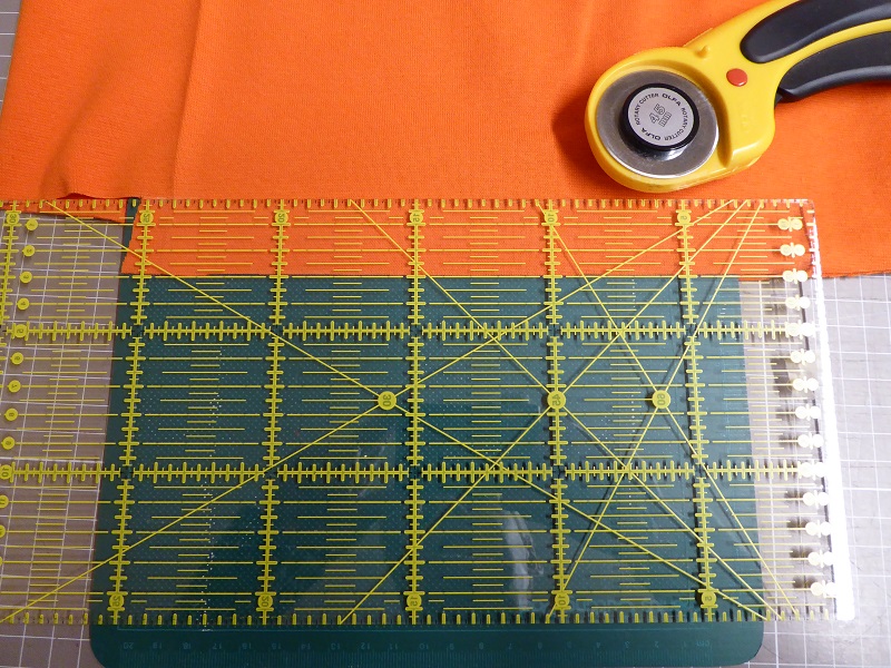 binding:continuous:continue_to_cut_2.8_cm_using_quilting_ruler.jpg